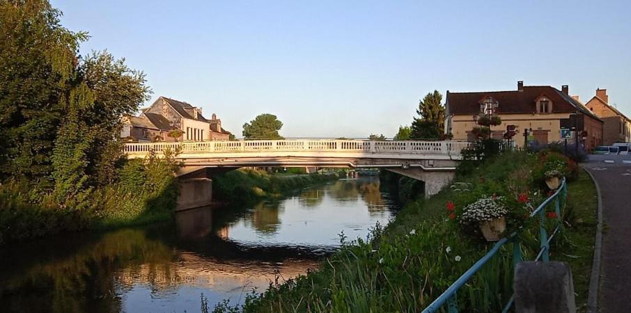 Aux 10 Ponts - Gite Aux Abords Du Fleuve La Somme - La Mer A 30 Min - La Nuit Pour 6 Voyageurs エクステリア 写真